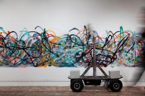 Робот, рисующий граффити.