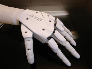 Рука-робот InMoov